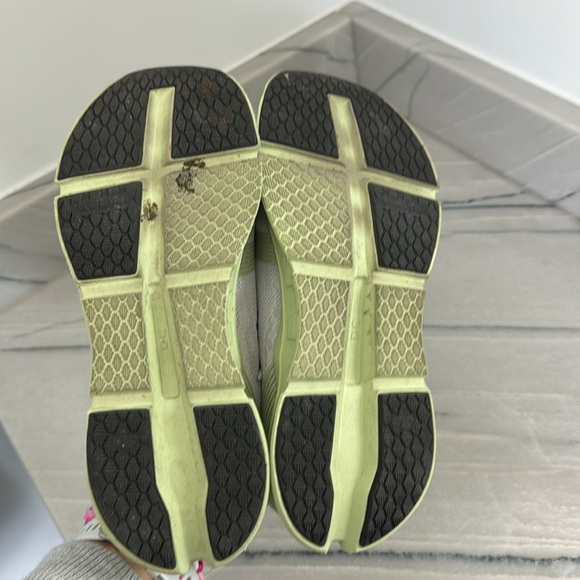 ON Women’s Running Shoe - Picture 4 of 5